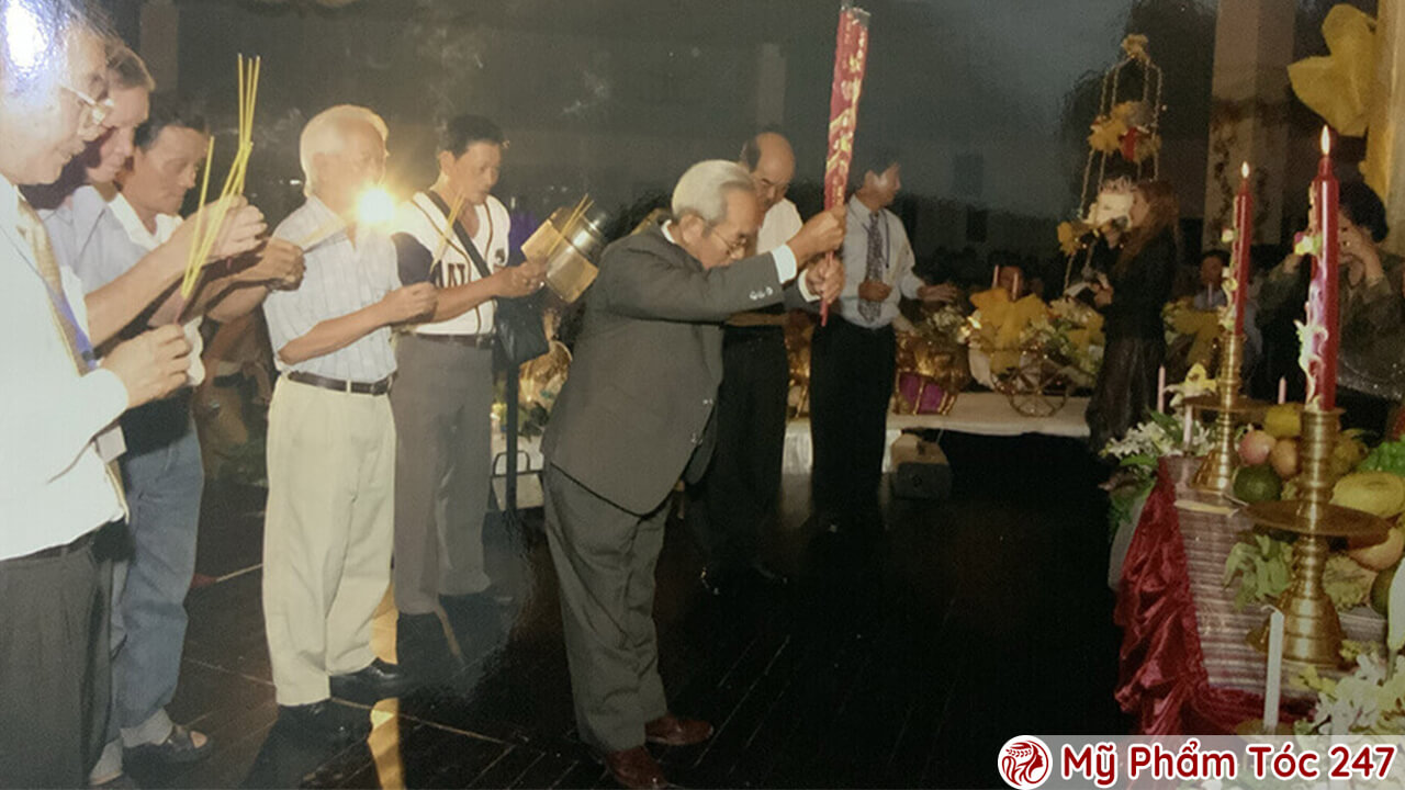 nghi thức dân hương tại giỗ tổ ngành tóc năm 2004