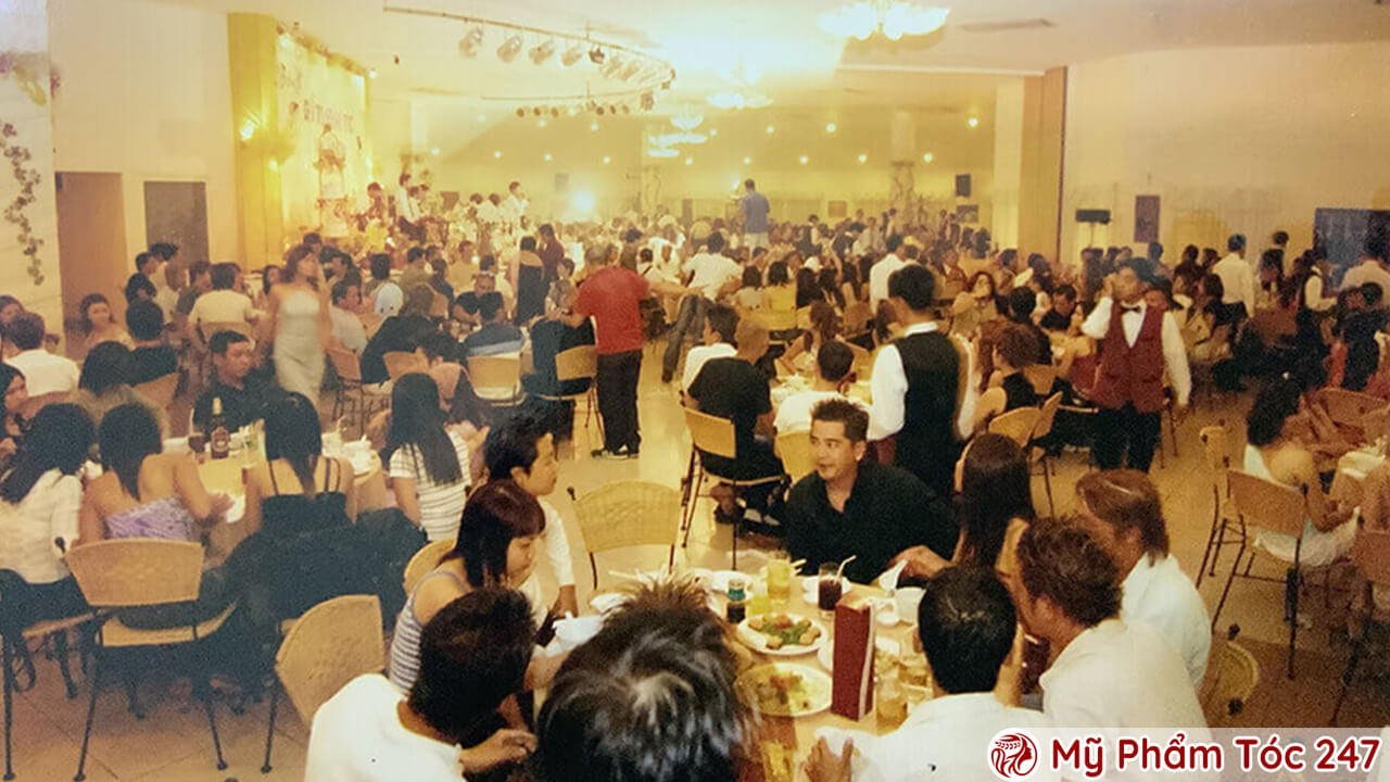 giỗ tổ ngành tóc 2004 quy tụ rất nhiều salon lớn và nổi tiếng ở sài gòn